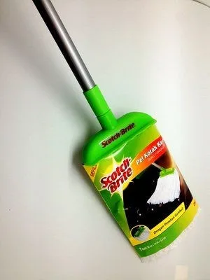 Pel Katun Kotak Scotch-Brite (Kecil) - Pel katun kotak ukuran kecil untuk membersihkan lantai area umum dengan efektif.